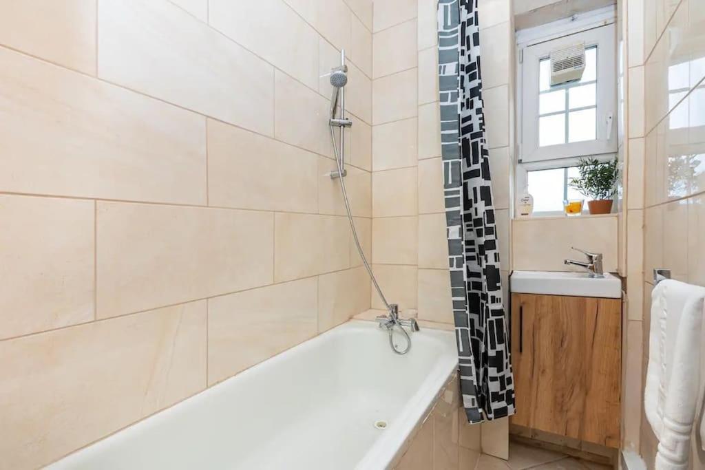 Appartement Tranquil 1Br In South Bank With Onsite Parking à Londres Extérieur photo